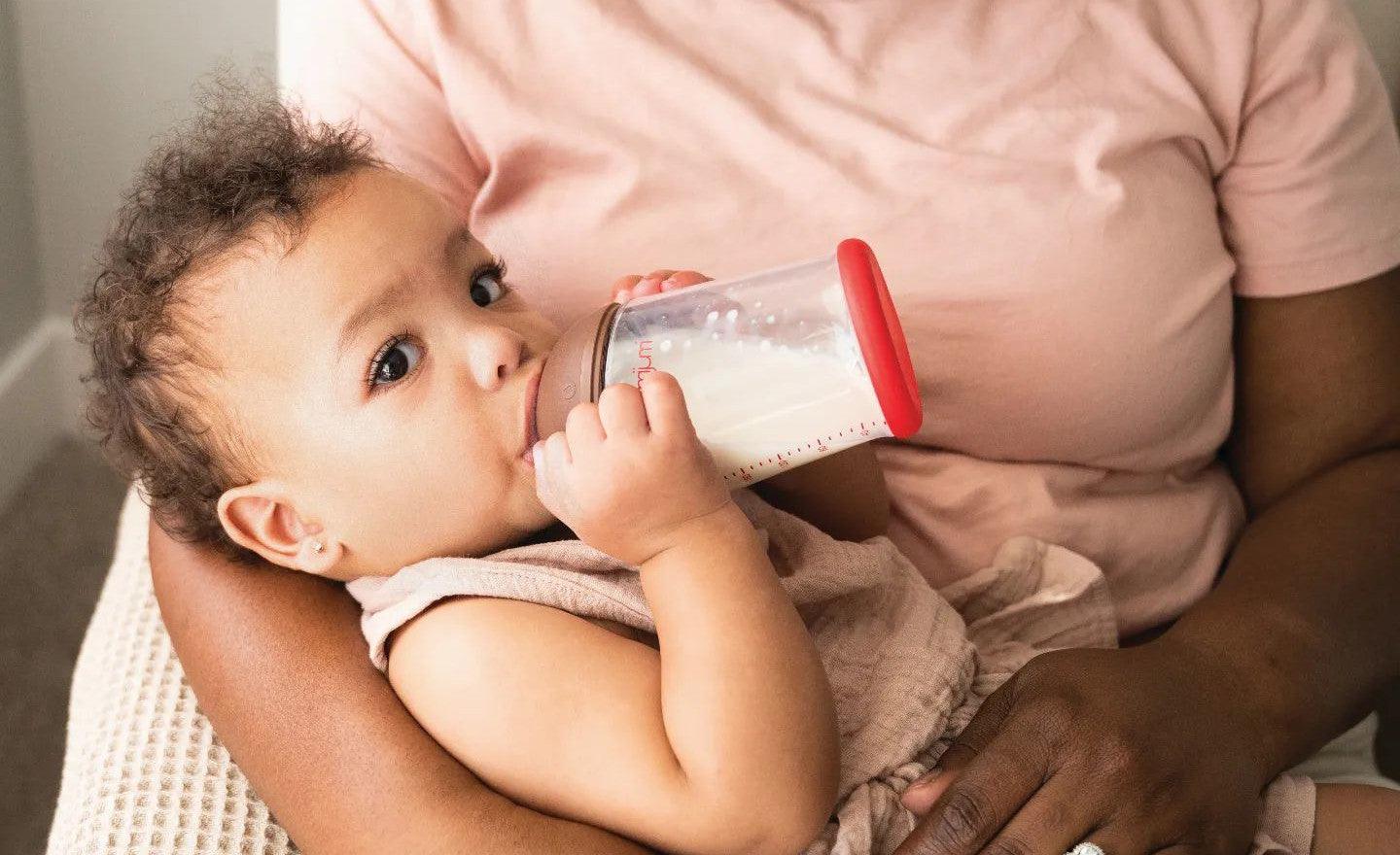 A mamadeira Mimijumi é uma opção saudável e fácil de usar para alimentar o seu bebê. e tem você encontra aqui na Babytunes