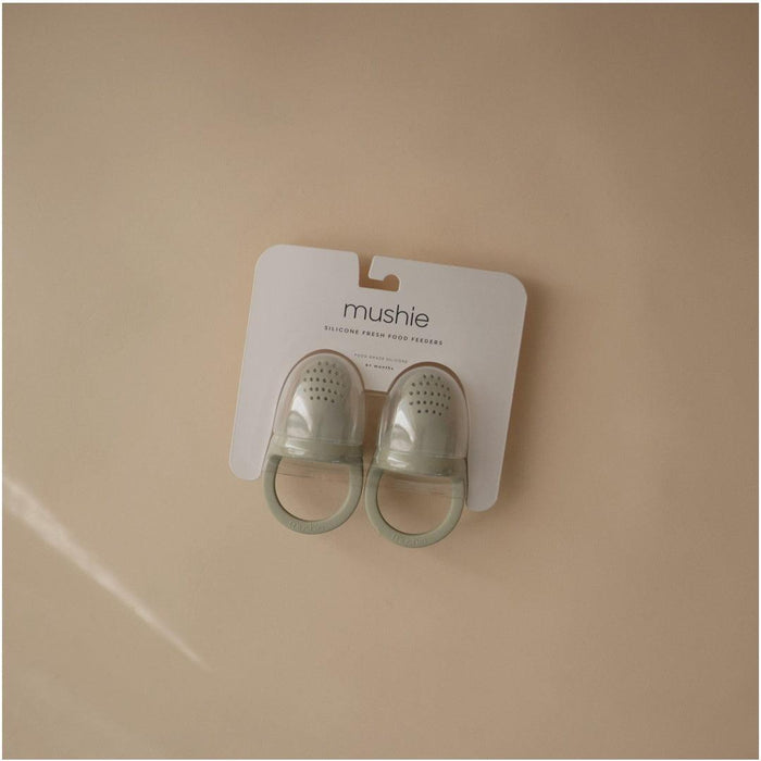 
    Alimentador Infantil de Silicone Mushie 2 Peças Sage - Mushie Babytunes
  