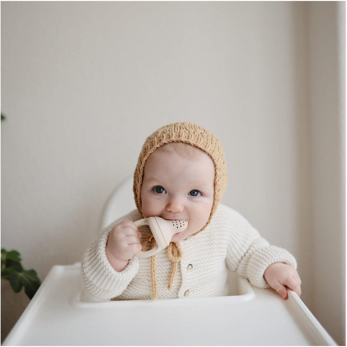 
    Alimentador Infantil de Silicone Mushie 2 Peças Shifting Sand - Mushie Babytunes
  