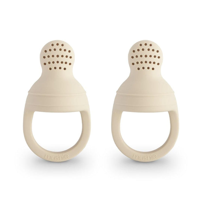 
    Alimentador Infantil de Silicone Mushie 2 Peças Shifting Sand - Mushie Babytunes
  
