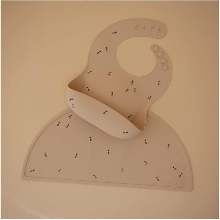 
    Babador De Silicone Infantil Mushie Bees - Mushie Babytunes
  