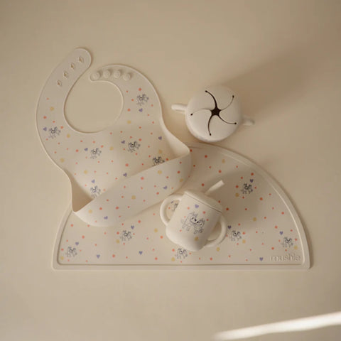 Babador De Silicone Infantil Mushie Bluey Ivory