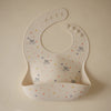 Babador De Silicone Infantil Mushie Bluey Ivory