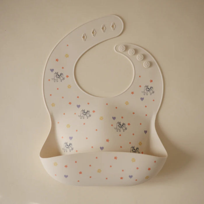 
    Babador De Silicone Infantil Mushie Bluey Ivory - Mushie Babytunes
  