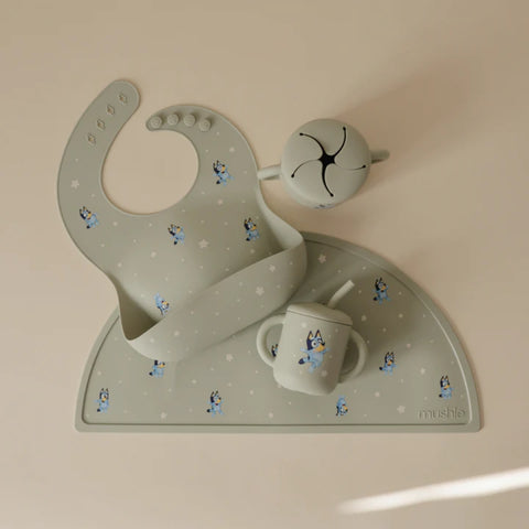 Babador De Silicone Infantil Mushie Bluey Sage