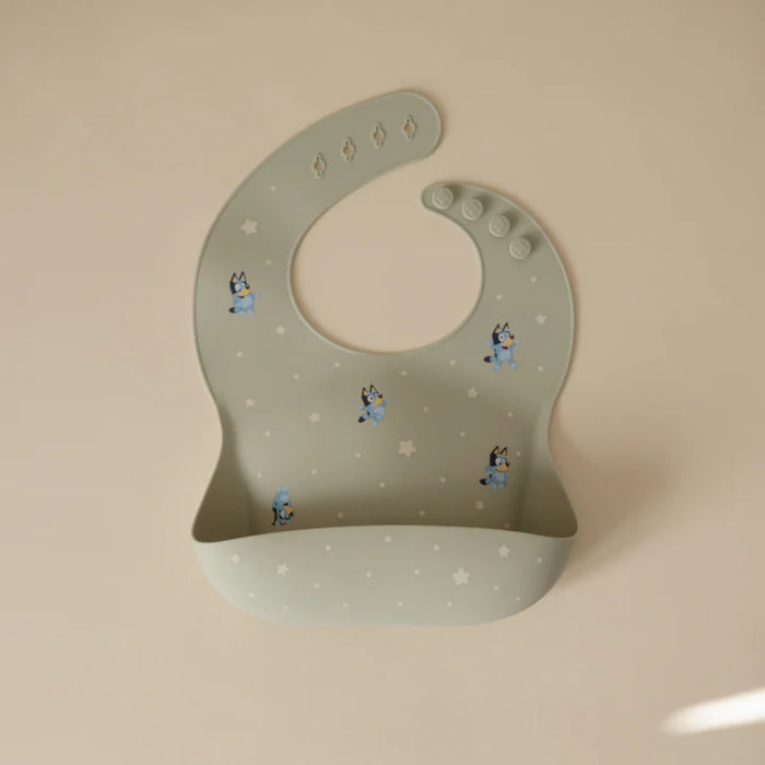 
    Babador De Silicone Infantil Mushie Bluey Sage - Mushie Babytunes
  
