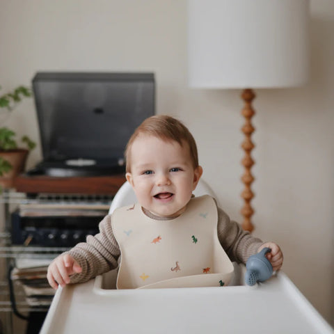 Babador De Silicone Infantil Mushie Shifting Sand