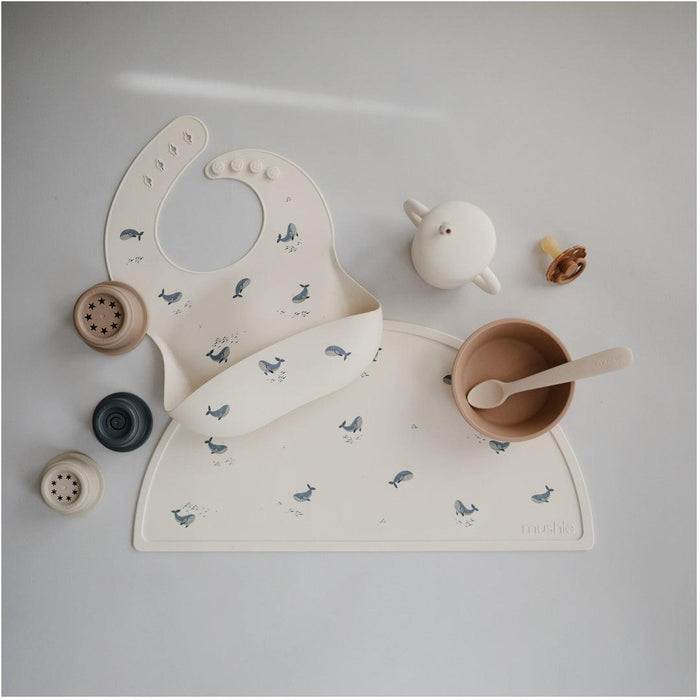 
    Babador De Silicone Infantil Mushie Whales - Mushie Babytunes
  