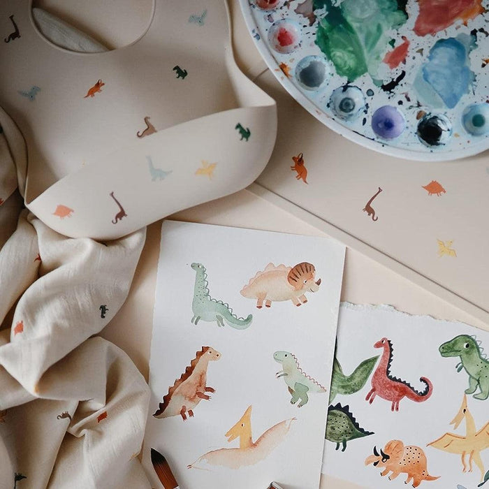 
    Babador De Silicone Infantil Mushie Dinosaurs - Mushie Babytunes
  