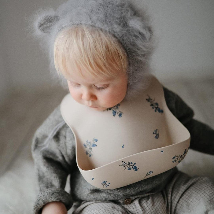 
    Babador De Silicone Infantil Mushie Lilac Flowers - Mushie Babytunes
  