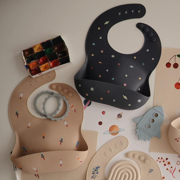 
    Babador De Silicone Infantil Mushie Planets - Mushie Babytunes
  