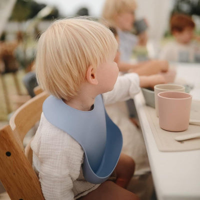 Babador De Silicone Infantil Mushie Powder Blue - Design Ajustável