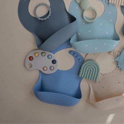 Babador De Silicone Infantil Mushie Powder Blue - Fácil de Limpar