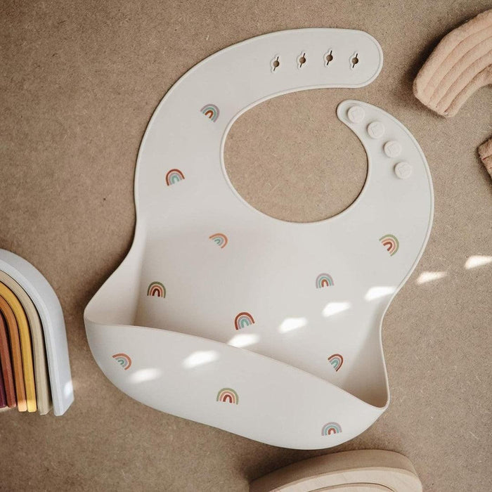 
    Babador De Silicone Infantil Mushie Rainbows - Mushie Babytunes
  