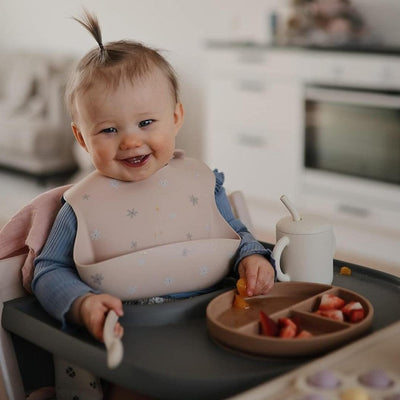 Babador De Silicone Infantil Mushie Daisy - Design Ajustável