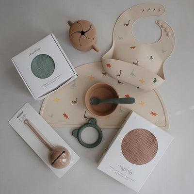 Babador De Silicone Infantil Mushie Dinosaurs - Fácil de Limpar