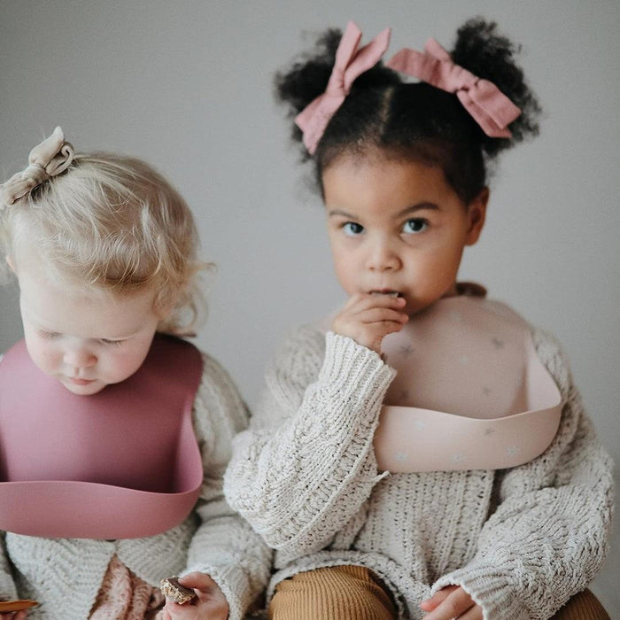 
    Babador De Silicone Infantil Mushie Blush - BR - Mushie Babytunes
  