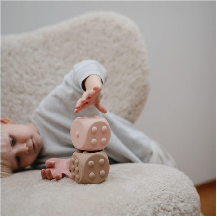
    Brinquedo Dados Dice Press Toy Mushie 2 Peças Blush e Shifting Sand - Mushie Babytunes
  