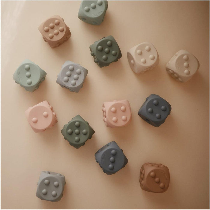
    Brinquedo Dados Dice Press Toy Mushie 2 Peças Blush e Shifting Sand - Mushie Babytunes
  