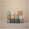 Brinquedo Dados Dice Press Toy Mushie 2 Peças Cambridge Blue e Shifting Sands - Mushie Babytunes