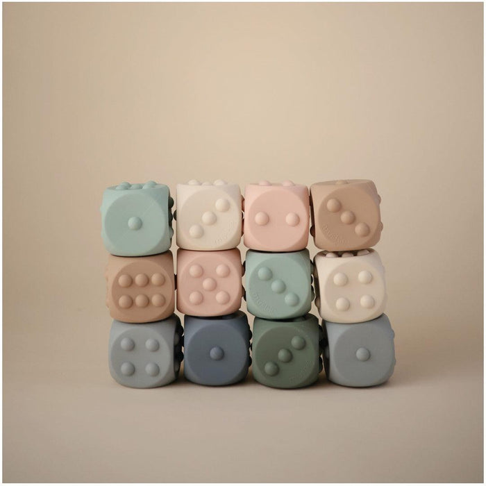 
    Brinquedo Dados Dice Press Toy Mushie 2 Peças Cambridge Blue e Shifting Sands - Mushie Babytunes
  