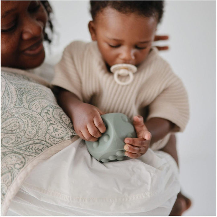 
    Brinquedo Dados Dice Press Toy Mushie 2 Peças Cambridge Blue e Shifting Sands - Mushie Babytunes
  