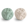 Brinquedo Dados Dice Press Toy Mushie 2 Peças Cambridge Blue e Shifting Sands - Mushie Babytunes
