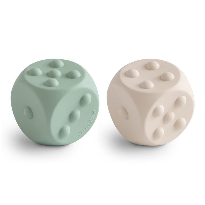 
    Brinquedo Dados Dice Press Toy Mushie 2 Peças Cambridge Blue e Shifting Sands - Mushie Babytunes
  
