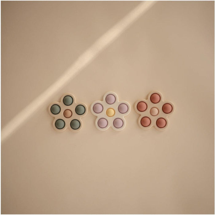 
    Brinquedo Para Prensar Mushie Flores Rose /Blush /Shifting Sand - Mushie Babytunes
  