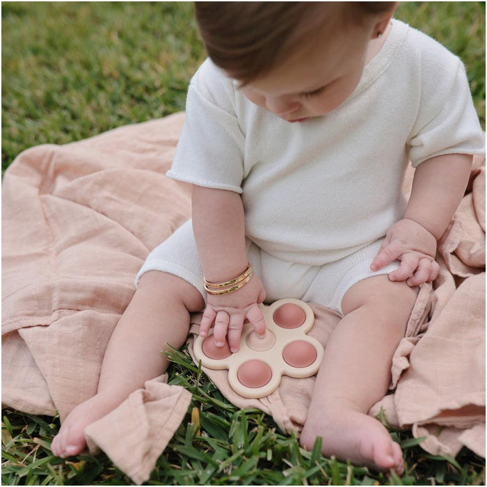 
    Brinquedo Para Prensar Mushie Flores Soft Lilac/ Daffodil/ Ivory - Mushie Babytunes
  