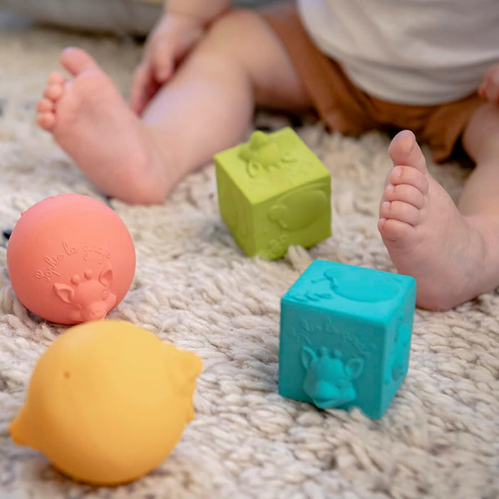 
    Brinquedo Sensorial Girafa Sophie So Pure com Bolas e Cubos
  