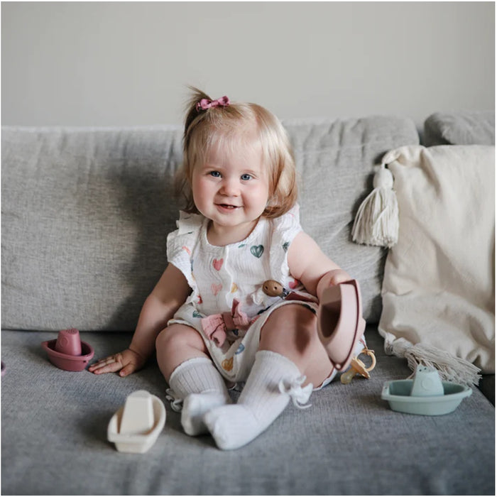
    Brinquedo De Banho Barcos Mushie Petal - Mushie Babytunes
  