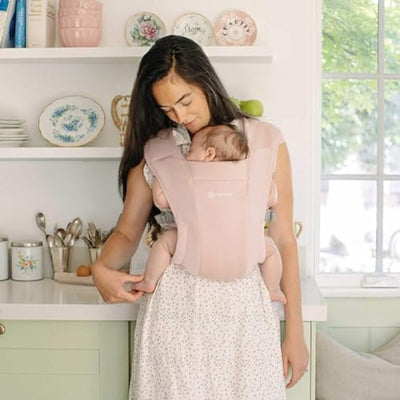 Canguru Ergobaby Embrace Cozy Blush Pink - Ajuste Inclusivo e Uso Prático