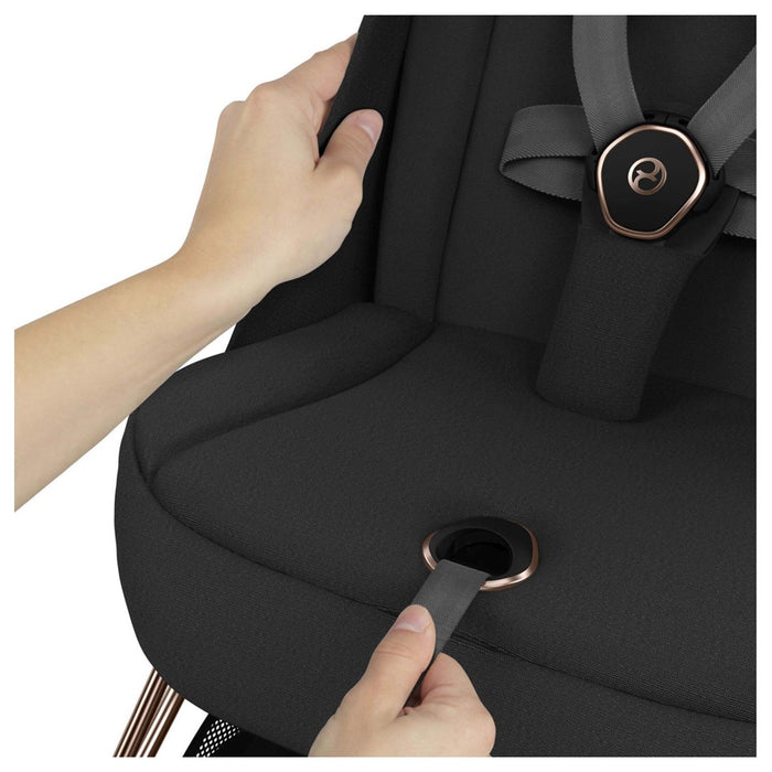 
    Carrinho De Bebê Cybex Coya Simply Flowers Matt Black Blush - Cybex Babytunes
  