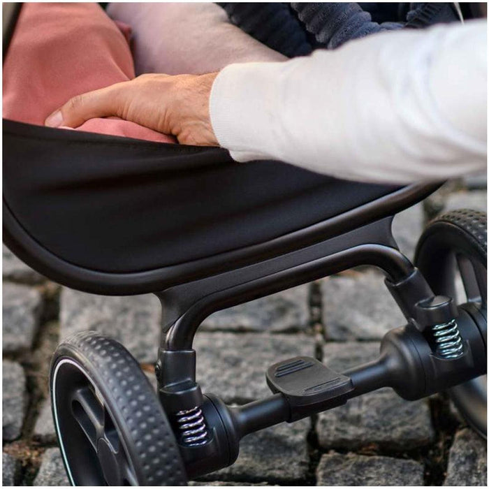 
    Carrinho de Bebê Maxi-Cosi Leona² TS Trio Essential Black - Maxi-Cosi Babytunes
  
