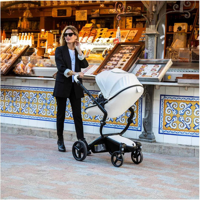 
    Carrinho de Bebê Mima Xari Max Branco Com Estrutura Preta e Assento de Bolinhas - Mima Babytunes
  