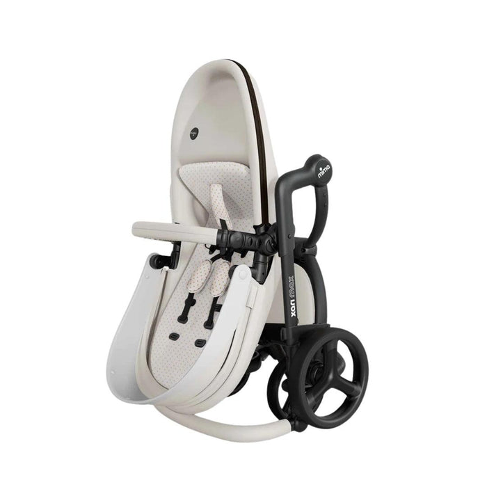 
    Carrinho de Bebê Mima Xari Max Branco Com Estrutura Preta e Assento de Bolinhas - Mima Babytunes
  