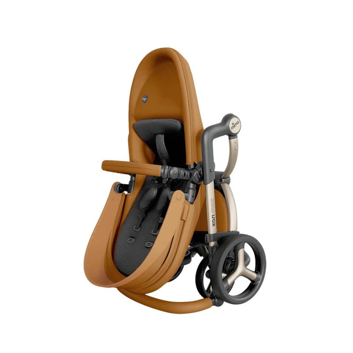 
    Carrinho de Bebê Mima Xari Max Caramelo Com Estrutura Champanhe e Assento Preto - Mima Babytunes
  