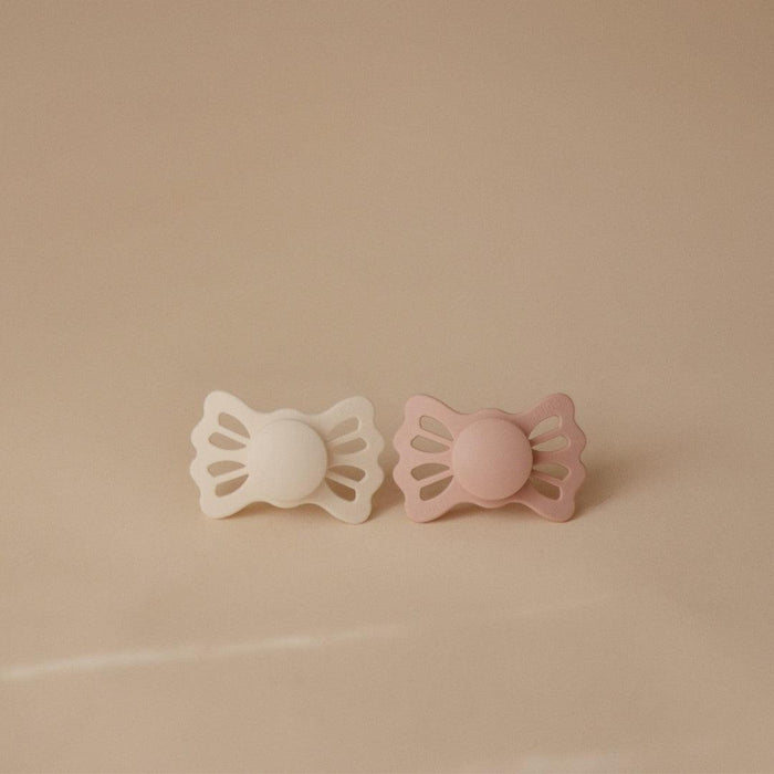 
    Kit De Chupetas Simétricas Lucky Mushie 6-18M Cream e Blush - Mushie Babytunes
  