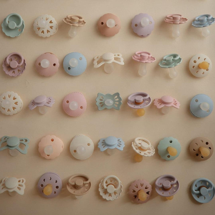
    Kit De Chupetas Simétricas Lucky Mushie 6-18M Cream e Blush - Mushie Babytunes
  