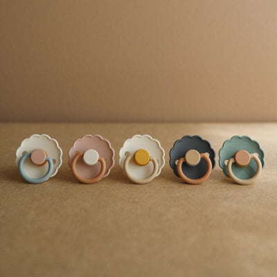 Kit De Chupetas Frigg Daisy Natural Mushie Powder Blue E Sage - Variedade