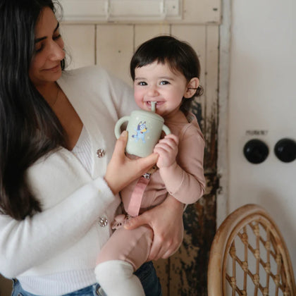 Copo Infantil Mushie Com Alças e Canudo Bluey Ivory - Mushie Babytunes