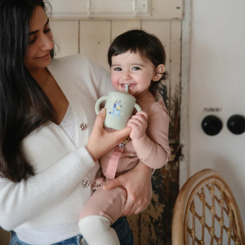 Copo Infantil Mushie Com Alças e Canudo Bluey Ivory - Mushie Babytunes