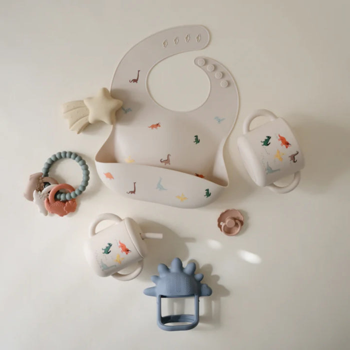 
    Copo Infantil Mushie Com Alças e Canudo Dinosaurs - Mushie Babytunes
  