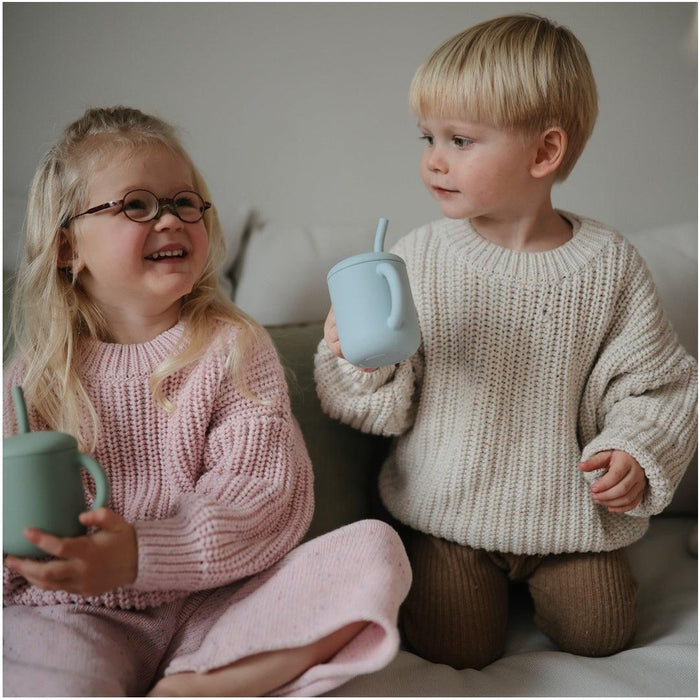 
    Copo Infantil Mushie Com Alças e Canudo Powder Blue - Mushie Babytunes
  