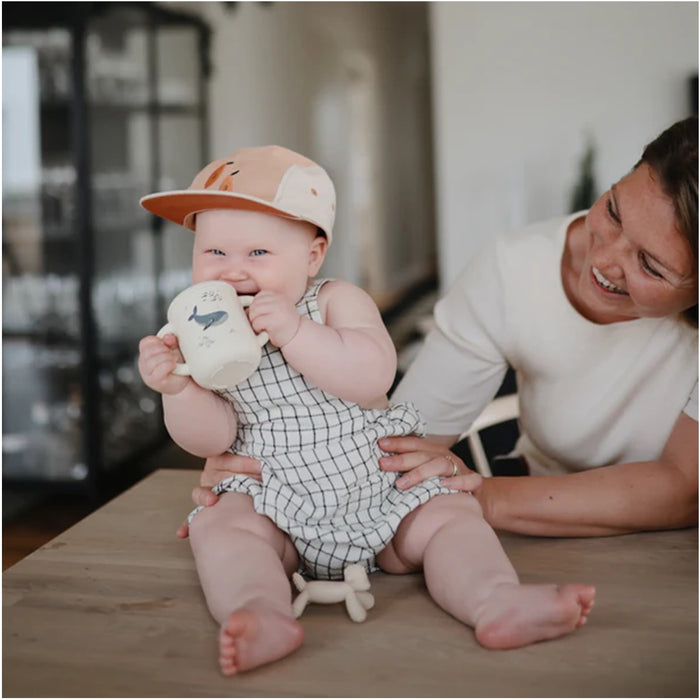 
    Copo Infantil Mushie Com Alças e Canudo Whales - Mushie Babytunes
  