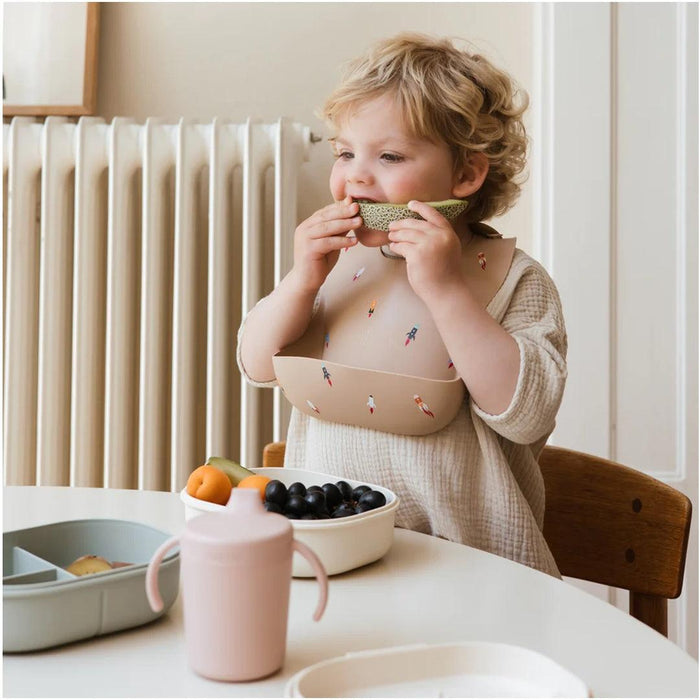 
    Copo de Treinamento Infantil Mushie Sippy Blush - Mushie Babytunes
  
