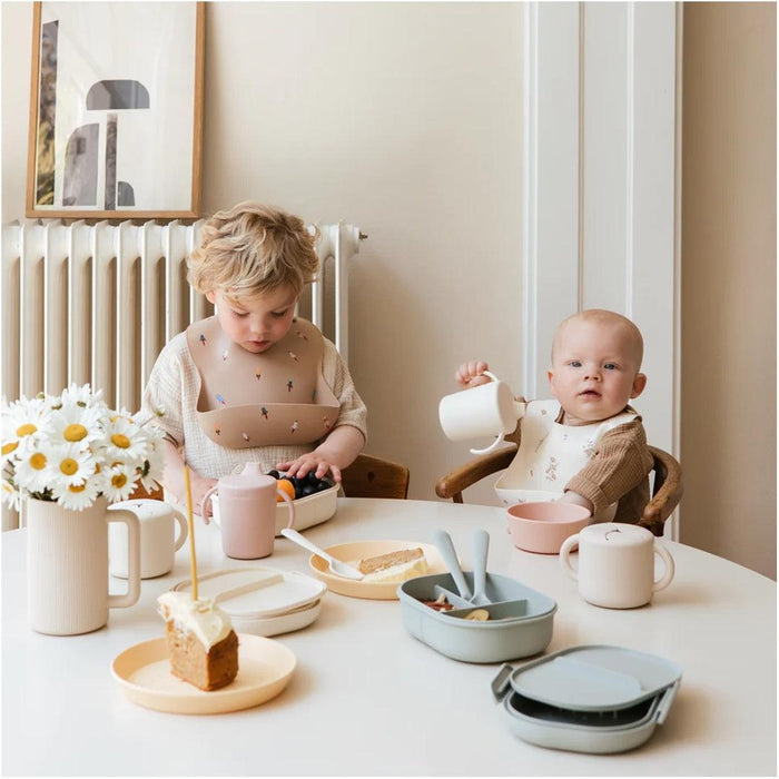 
    Copo de Treinamento Infantil Mushie Sippy Ivory - Mushie Babytunes
  