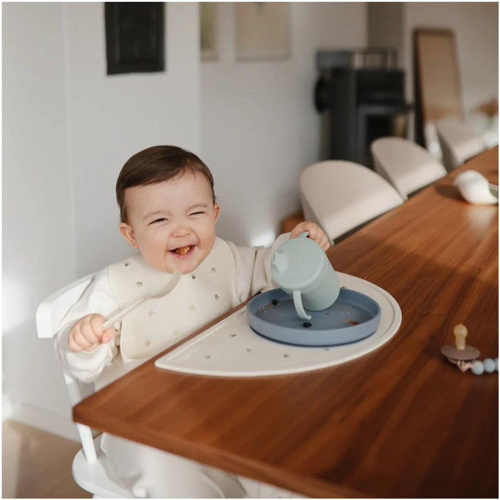 
    Copo de Treinamento Infantil Mushie Sippy Sage - Mushie Babytunes
  