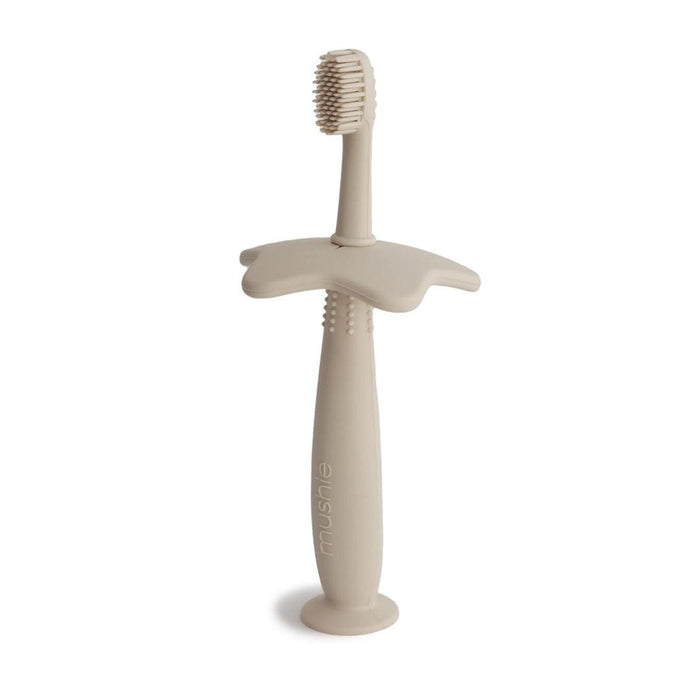 
    Escova De Dentes Infantil Com Ventosa Mushie Shifting Sand - Mushie Babytunes
  